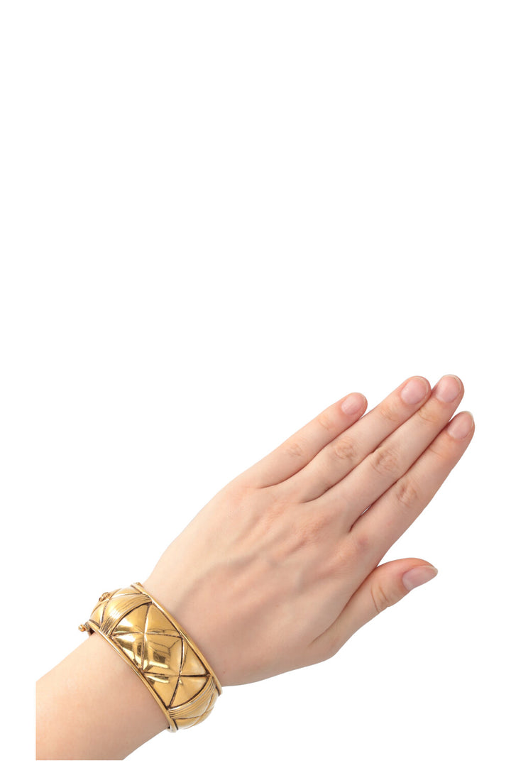 CHANEL CC Bracelet Gold