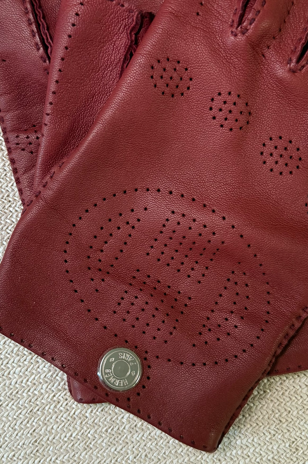 HERMÈS Lasercut H Gloves Burgundy