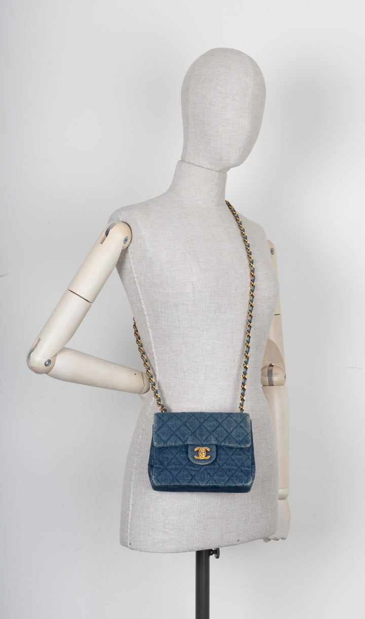 CHANEL Mini sac à rabat carré Bleu denim