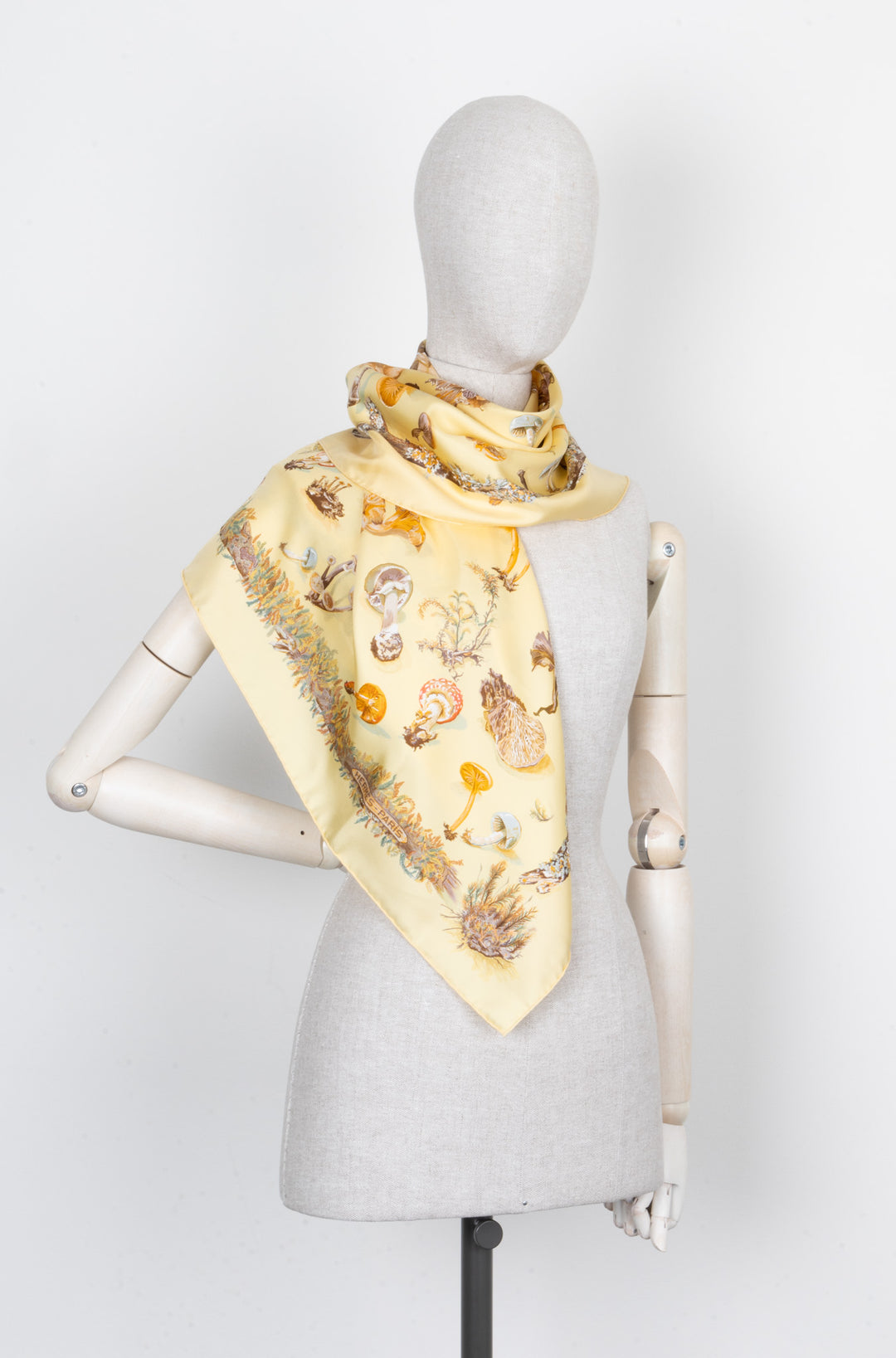 HERMÈS Mushroom Carré 70 Scarf Yellow