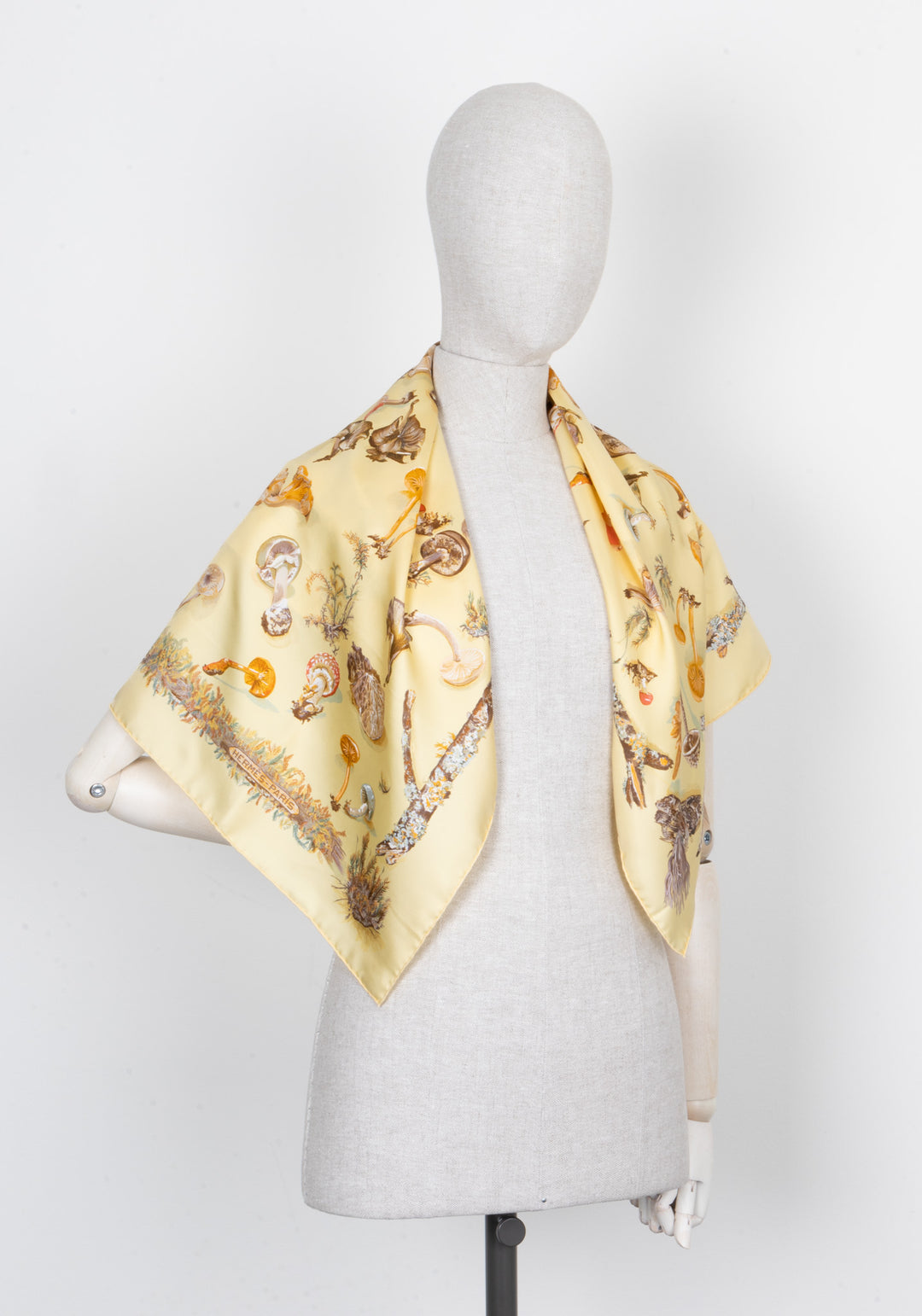 HERMÈS Mushroom Carré 70 Scarf Yellow