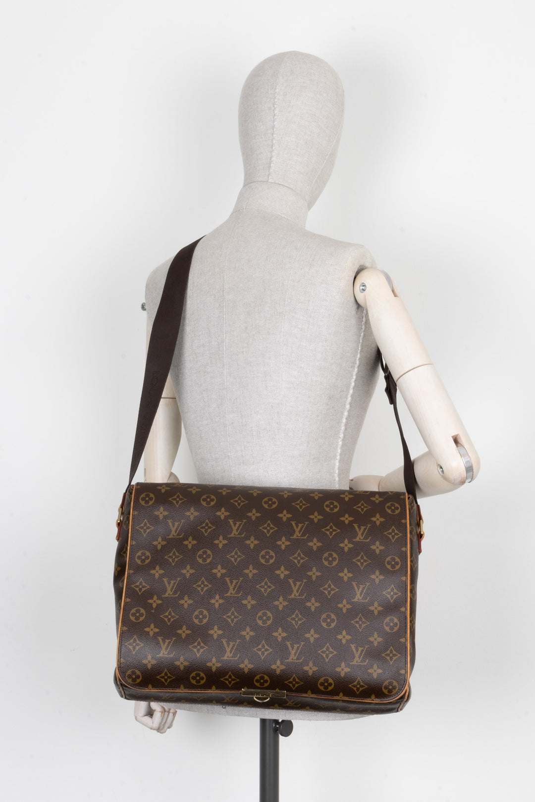 LOUIS VUITTON Abbesses Messenger Bag MNG Canvas