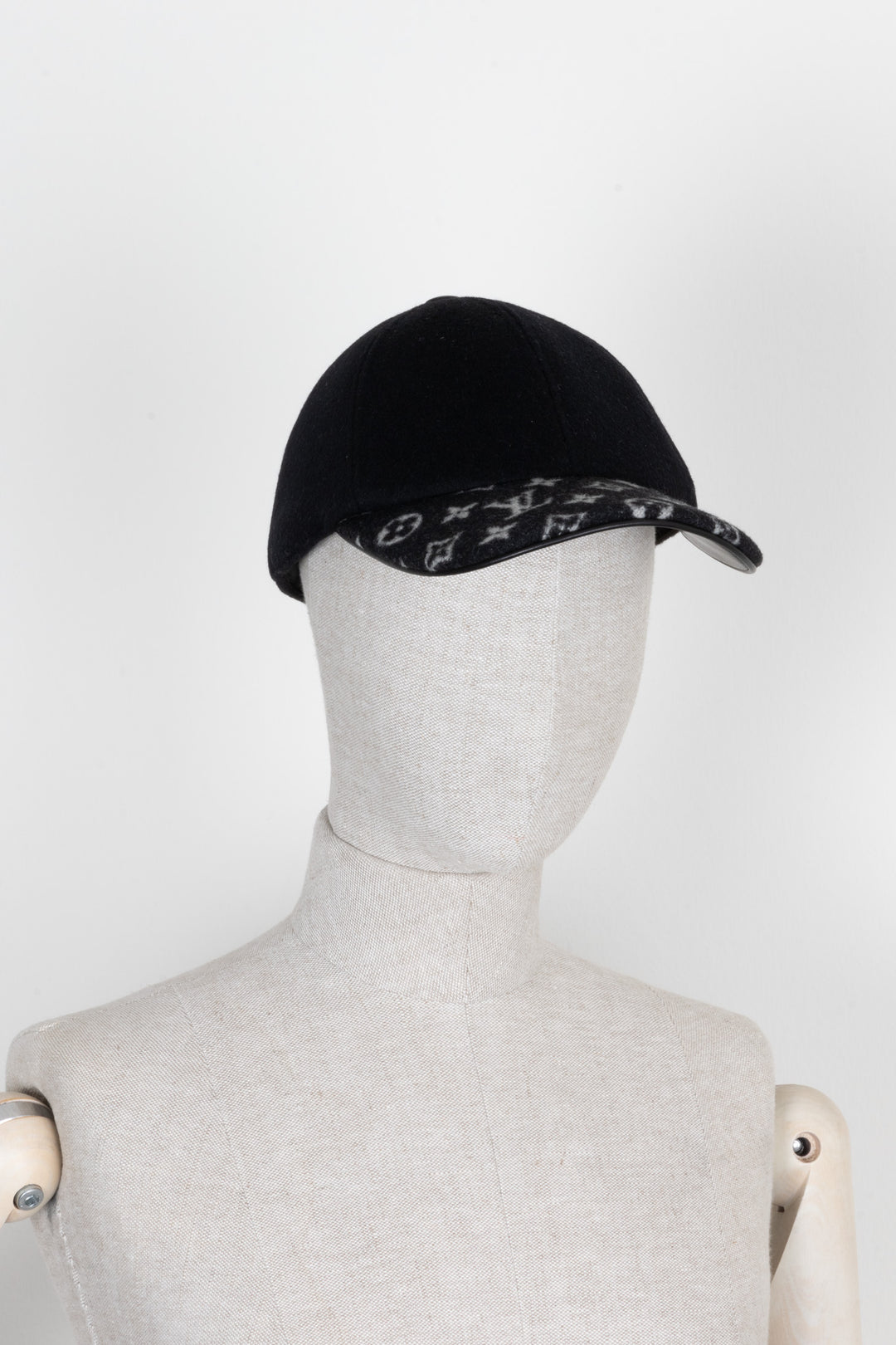 LOUIS VUITTON Cap Wool MNG Black