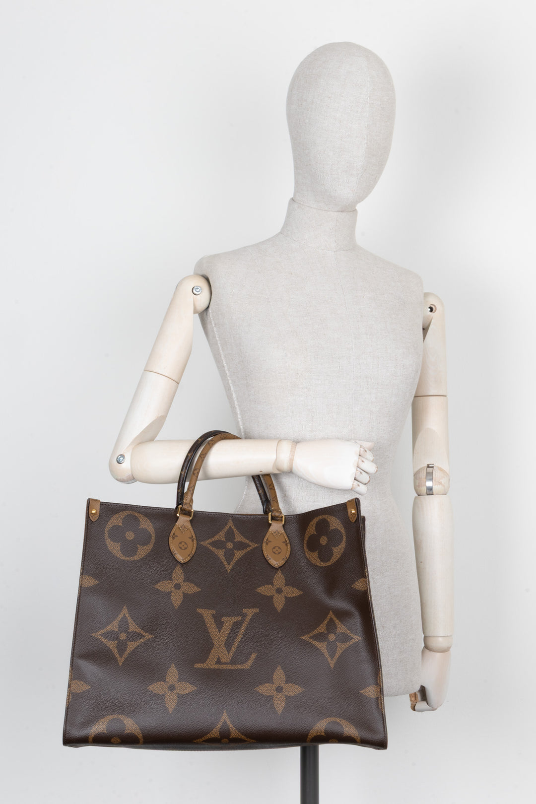 LOUIS VUITTON Onthego GM Giant Monogram Canvas