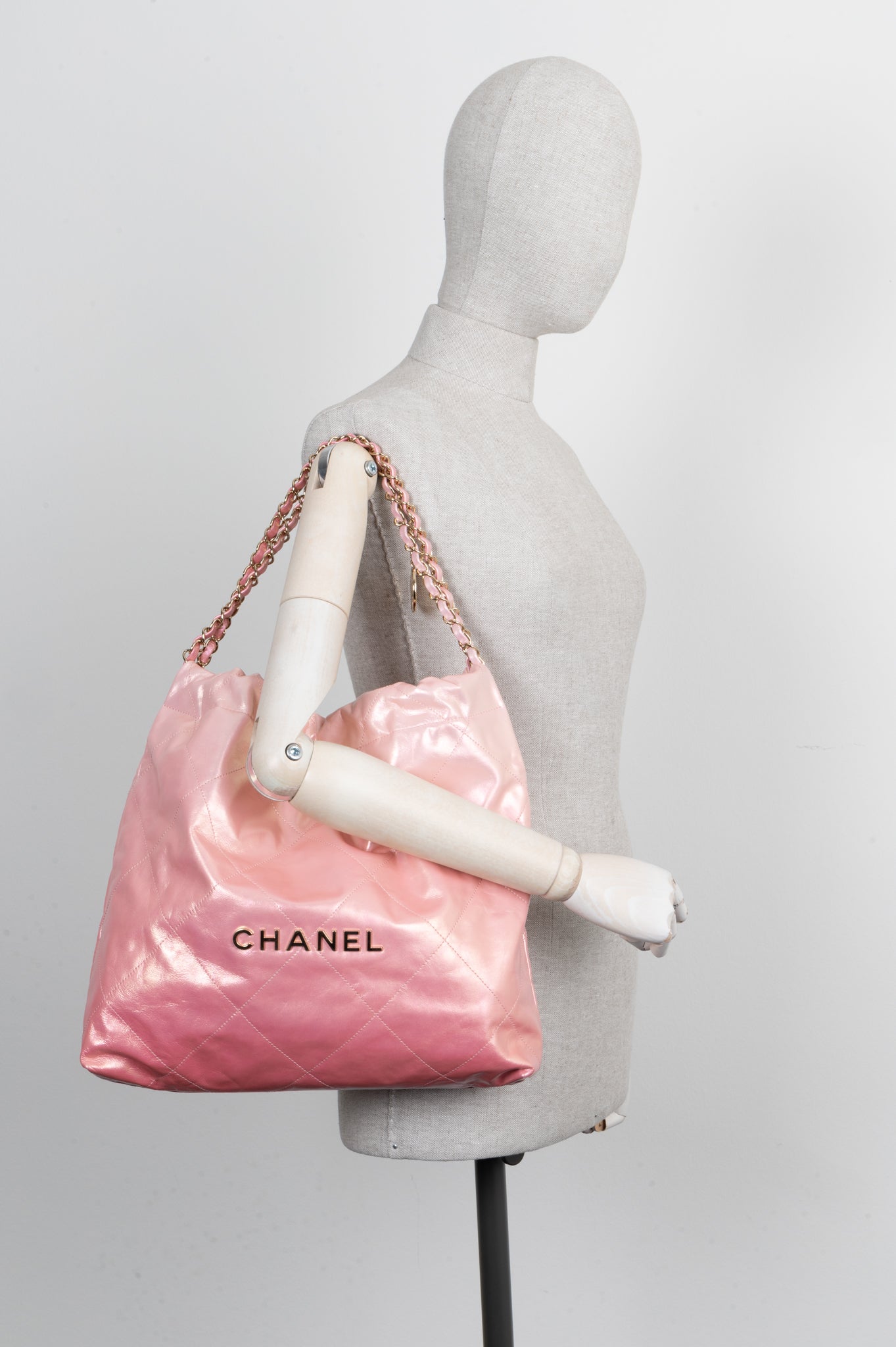 CHANEL 22 Petit Sac Rose Metallise REAWAKE