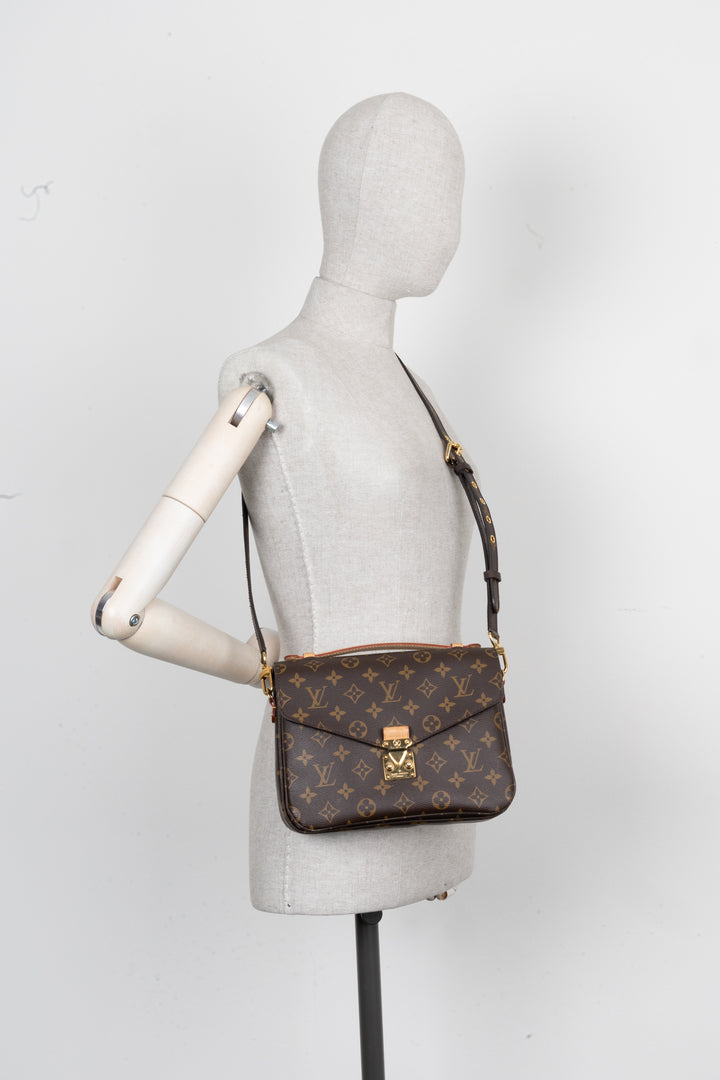 LOUIS VUITTON Pochette Metis Bag MNG Canvas