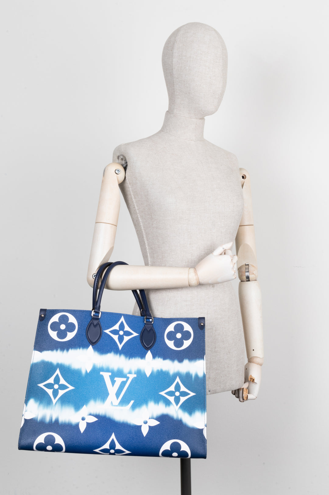 LOUIS VUITTON OnTheGo GM Blue Escale