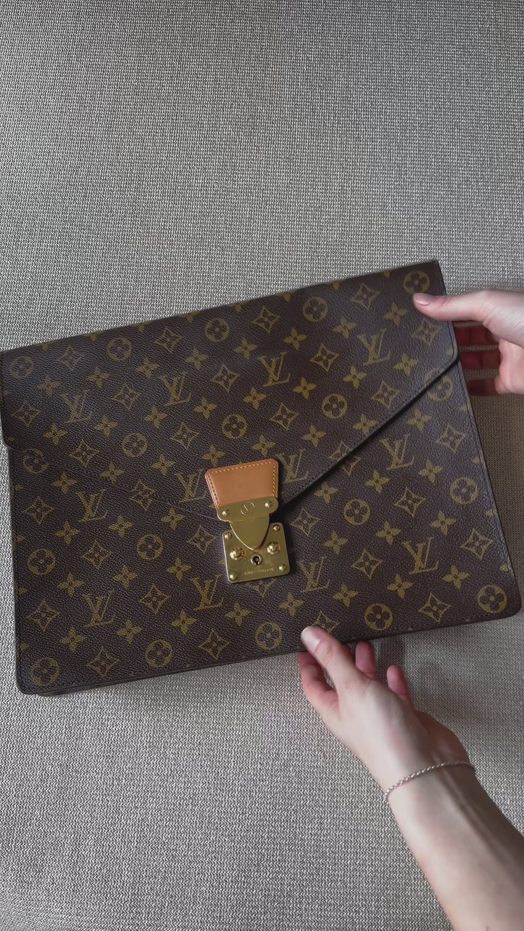 LOUIS VUITTON Porte Documents Senateur MNG Canvas