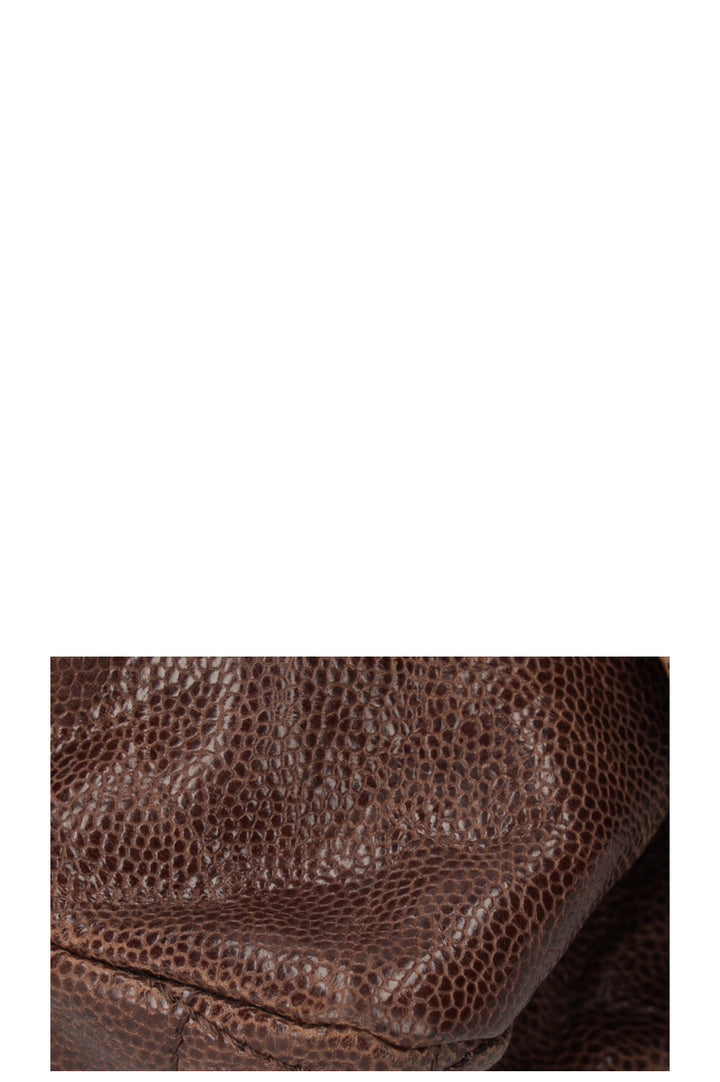 CHANEL Sac à rabat élastique matelassé glacé marron caviar