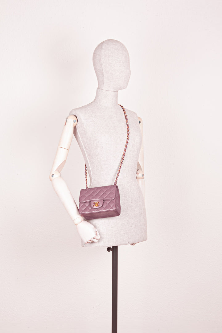 CHANEL Mini sac à rabat carré Mauve